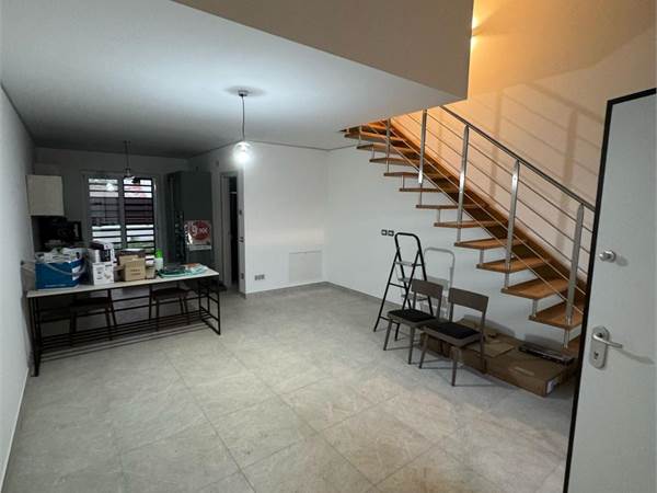 Villino su due livelli con giardino e portico - G.1004