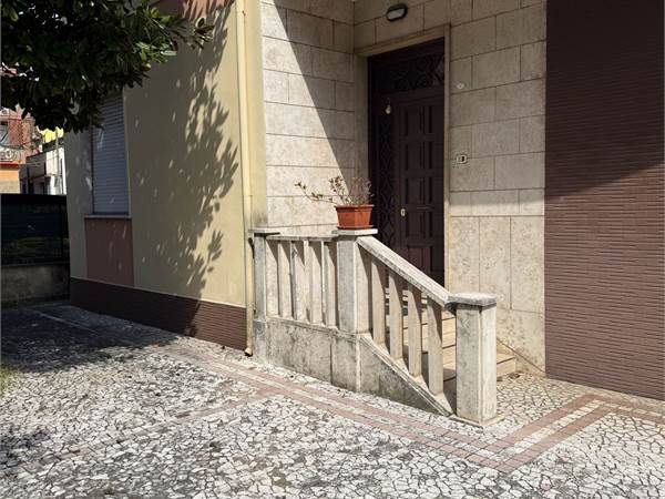 BILOCALE arredato Zona stazione in complesso recintato e riservato L.1088 